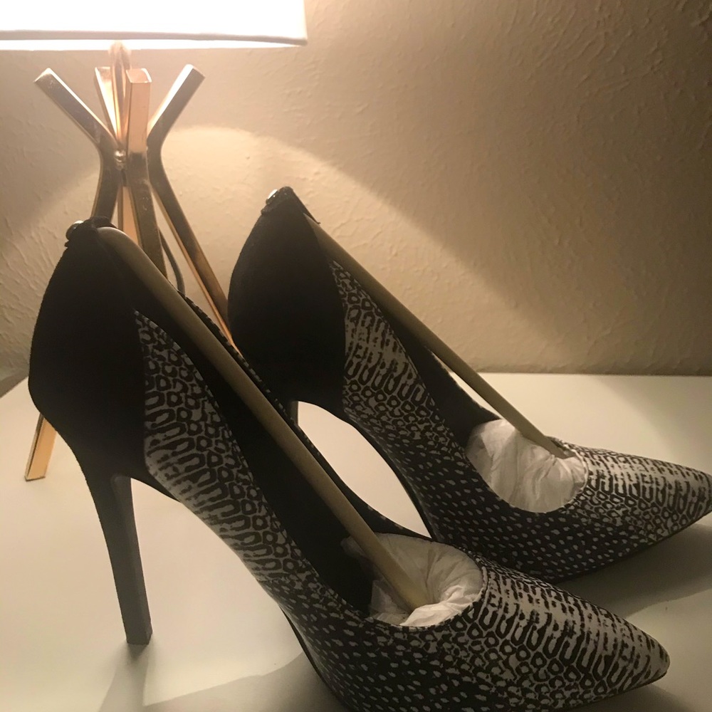 G by guess “Felicity” pump in black and white 7m
